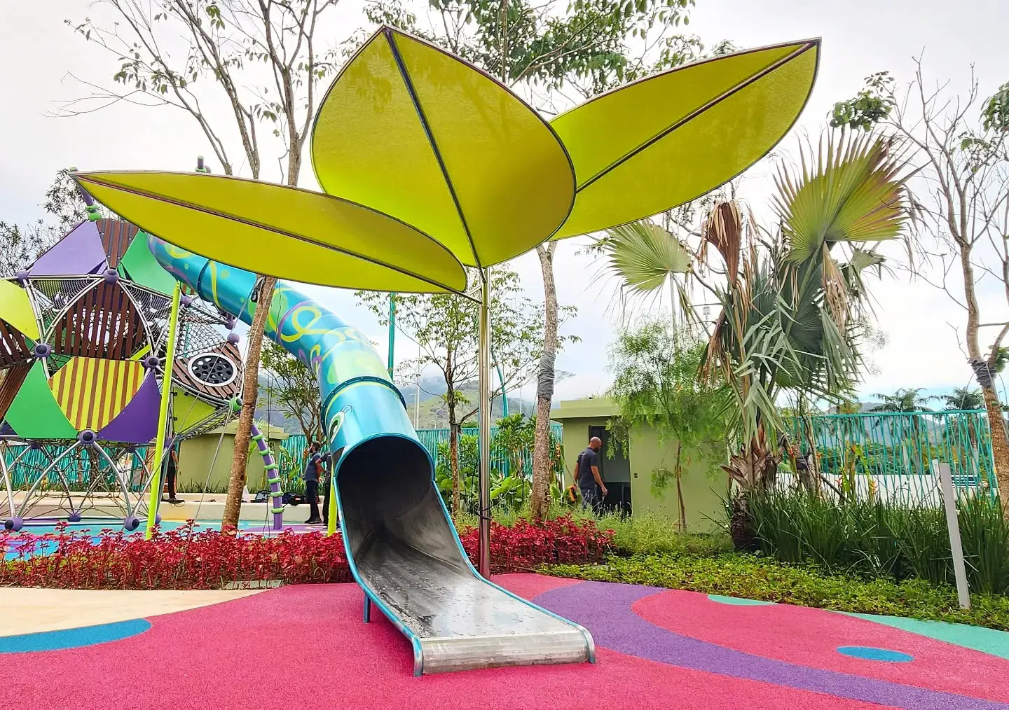 Cobertura em formato de p&eacute;talas